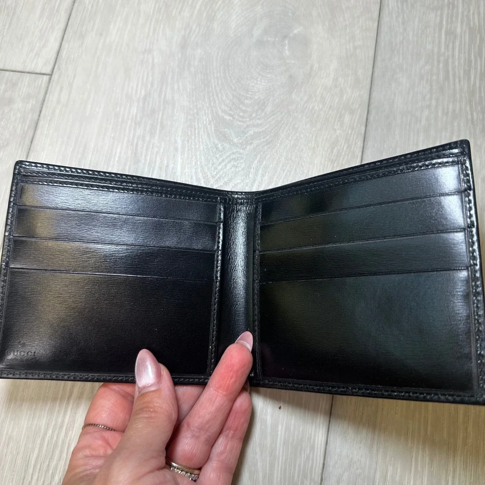 New in box Gucci mens authentic black leather bifold wallet luxury designer slim